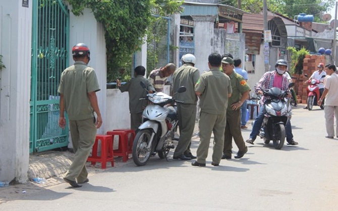 Con trai cháy sém gần thi thể người cha bị cắt cổ