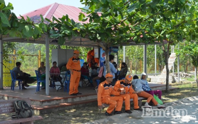 Người dân chờ đợi 34 ngư dân cùng tàu cá bị đâm trở về