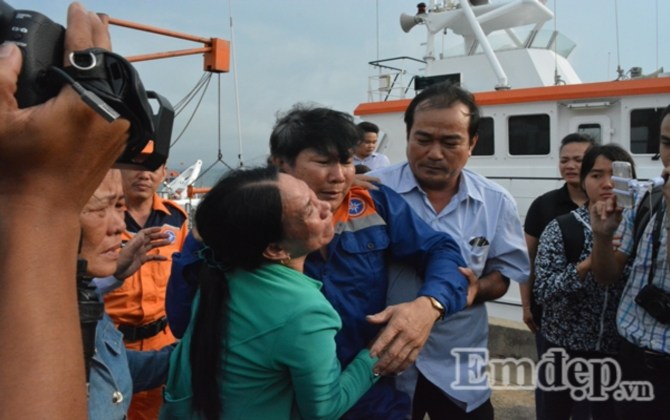 Rơi nước mắt trong buổi chiều đón 34 ngư dân trên tàu câu mực bị đâm chìm ở Hoàng Sa 