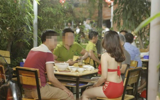 Quán ăn Hà Nội cho nhân viên mặc bikini phục vụ bàn