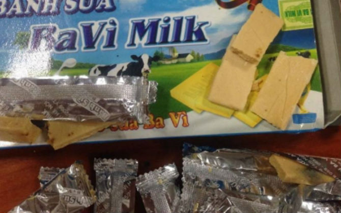 Hãi hùng bánh sữa Ba Vì Milk mốc đen dù còn hạn 4 tháng