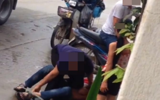 Lột quần con bên đường: "Không ai nghĩ mẹ có thể làm như vậy"
