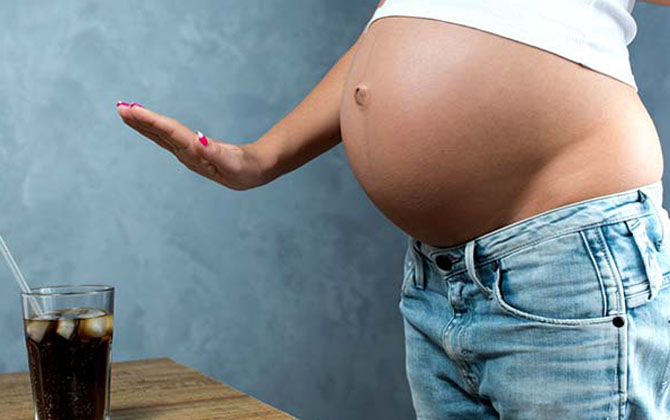 Chuyện gì xảy ra nếu bạn uống nước có ga khi mang thai