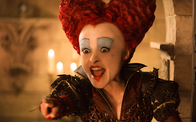 Nữ hoàng đỏ trong "Alice Through the Looking Glass" gây sốc vì quá xấu 