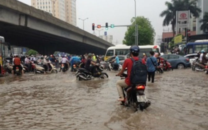 Bí kíp để dân công sở đến văn phòng đúng giờ ngày mưa ngập