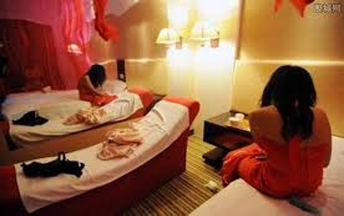 Vì thiếu tiền mà 3 nam sinh giở trò bỉ ổi này với nhiều nữ sinh