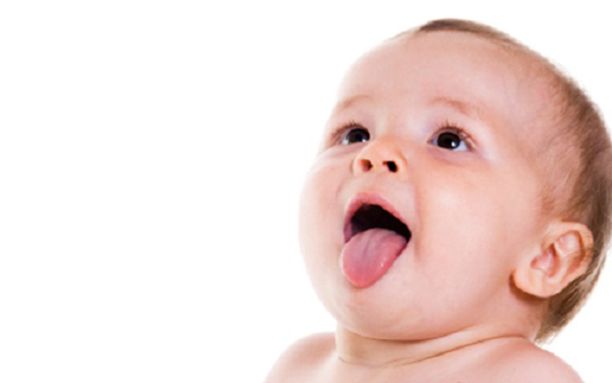 Mẹo đơn giản giúp "thổi bay" vết lở miệng cho bé