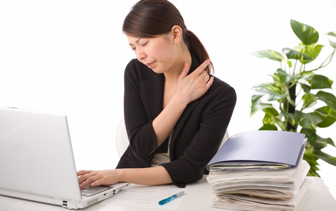 15 phút trị đau cổ cho dân văn phòng siêu dễ làm 