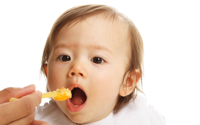 Đừng cho trẻ ăn những thực phẩm này nếu không muốn con đần độn