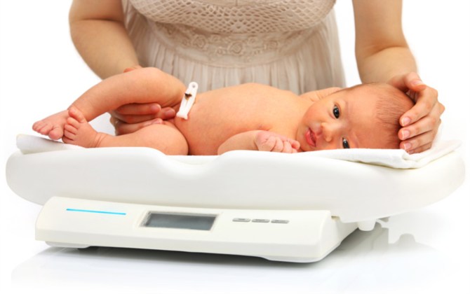 Bí mật về cân nặng của bé trong 12 tháng đầu đời