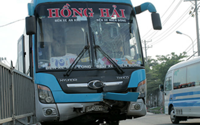 Xe khách tông nhau trên quốc lộ, gần 100 người kêu cứu