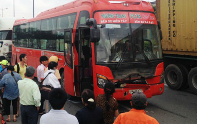 Ôtô giường nằm bị đâm liên hoàn, hàng chục người hoảng loạn