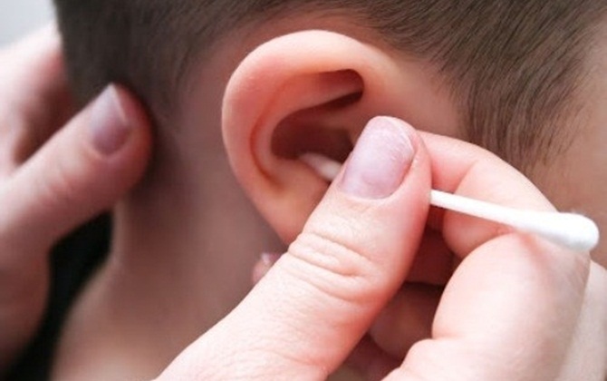 Mẹ dùng tăm bông ngoáy tai hại con thủng màng nhĩ