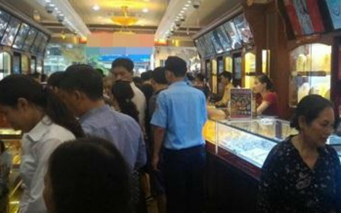 Chị em ngao ngán vì vừa mua vàng chiều qua, sáng nay đã lỗ tiền triệu