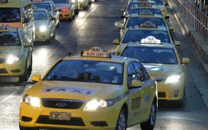 Đi taxi ban đêm, chị em cần bỏ túi bí kíp "sống còn" này