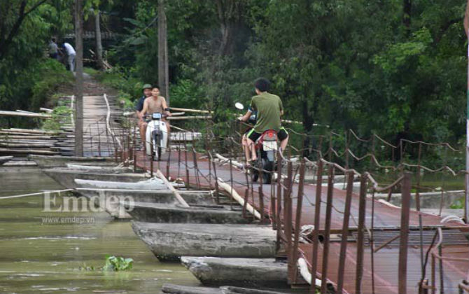 Hà Nội: Nơm nớp qua lại trên cầu phao 20 năm tuổi