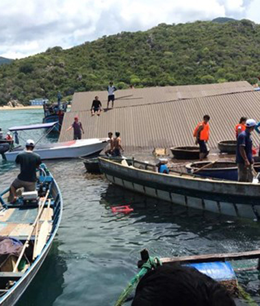 Sập nhà hàng nổi ở Ninh Thuận, nhiều du khách rơi xuống biển