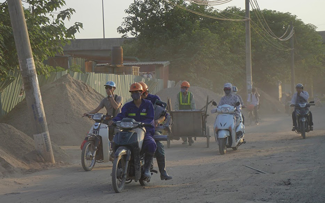 Dân Thủ đô không dám mở cửa nhà vì đường bụi mù mịt