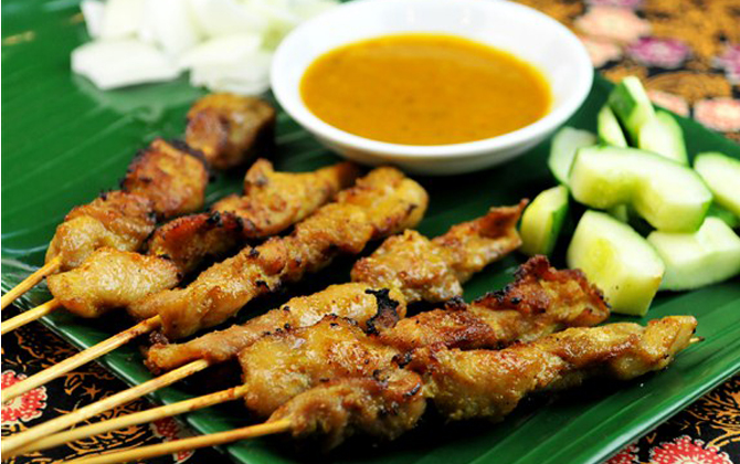 Học người Malaysia làm món satay và nước sốt trứ danh