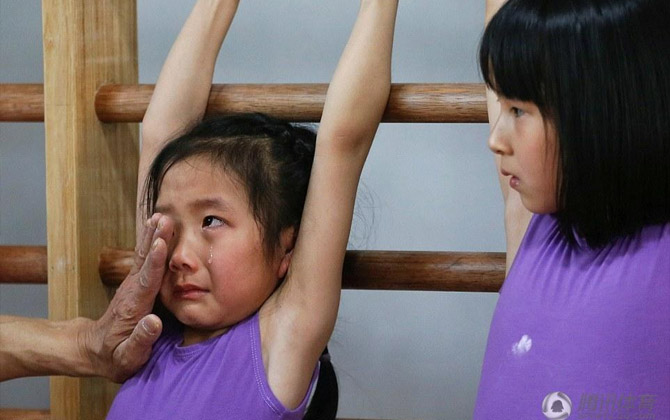 Gương mặt ngây thơ đẫm lệ trong lò luyện Olympic Trung Quốc