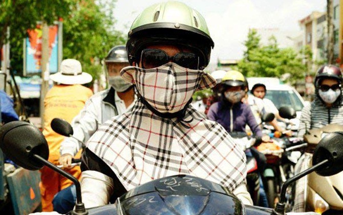Tây choáng vì phụ nữ Việt trùm kín mít ra đường

