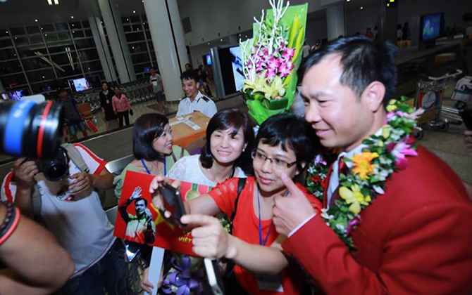 "Người hùng Olympic' Hoàng Xuân Vinh trở về trong vinh quang