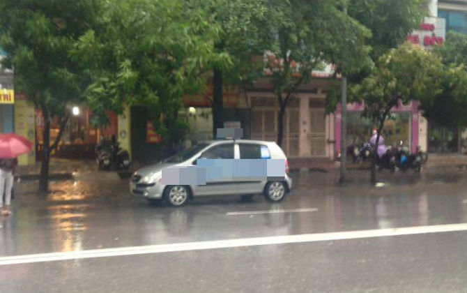 Hà Nội mưa lớn: Đường thành 'sông', taxi 'cháy chỗ'