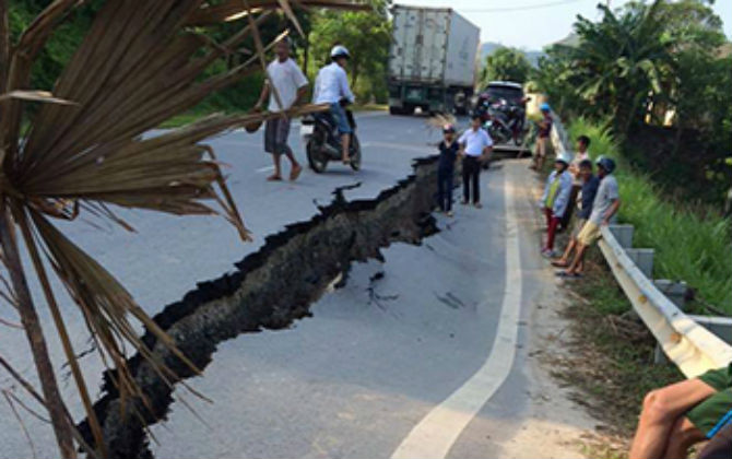 Quốc lộ nứt toác kéo dài ở Yên Bái