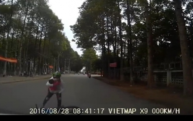 Rẽ không quan sát, mẹ đèo con nhỏ bị ô tô đâm văng