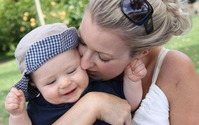 Tình mẫu tử đằng sau bức ảnh mẹ bị thương vẫn cho con bú