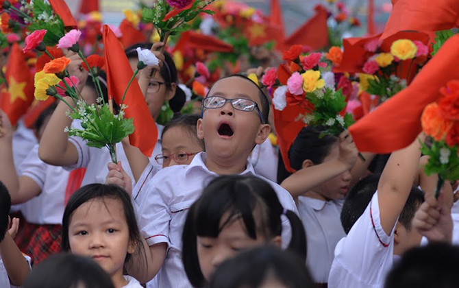 Hình ảnh đáng yêu của học sinh lớp 1 ngày khai giảng