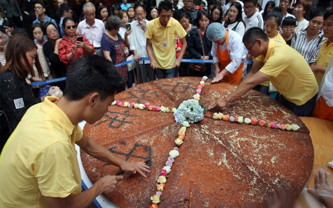 Bánh Trung thu khổng lồ đường kính 2,4m