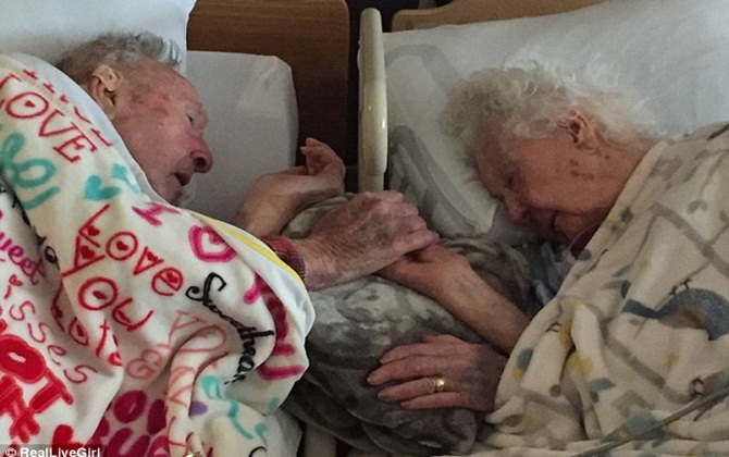 Bức ảnh xúc động của cặp đôi trăm tuổi trước lúc cách biệt sinh tử

