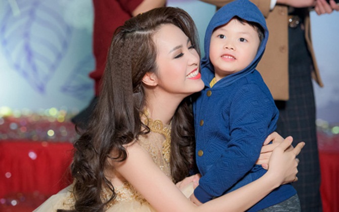 Á hậu Thụy Vân bật mí bí quyết dạy con ngoan