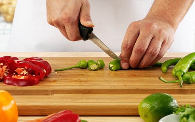 Sự thật việc dùng thớt gỗ bị mốc gây ung thư gan

