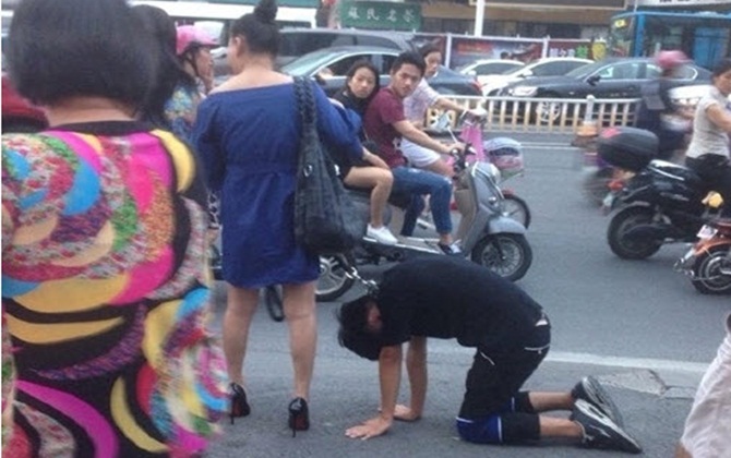 Chàng trai cho bạn gái dắt cổ như cún giữa đường gây xôn xao
