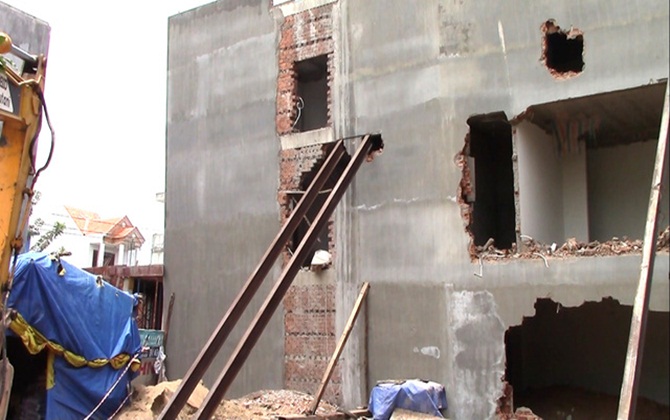 Nhà đang hoàn thiện phải phá bỏ vì nghiêng nặng