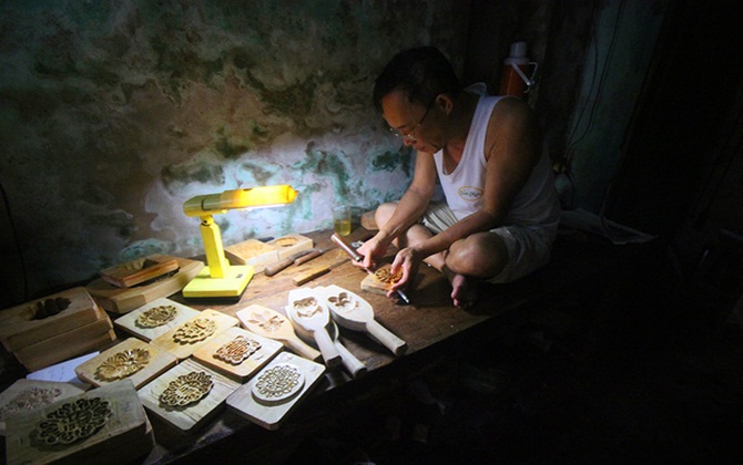 Nghề thổi hồn cho những chiếc bánh trung thu cổ truyền