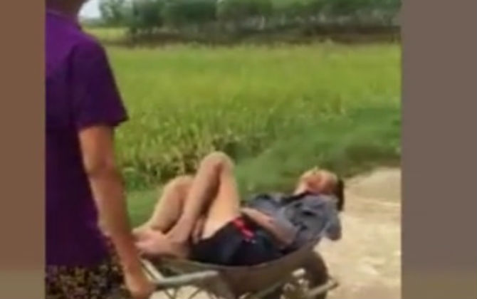 Vợ dùng xe cút kít chở chồng say xôn xao Thanh Hóa