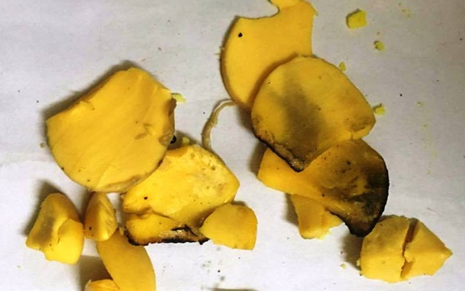 Phát hiện trứng gà dẻo như cao su, có mùi khét