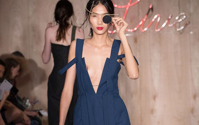 Hoàng Thùy lộ ngực trần tại London Fashion Week