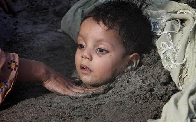 Kinh hoàng hủ tục 'chôn' 106 trẻ để... tế thần