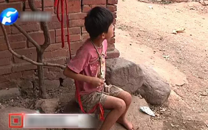 Thương tâm bé gái bị trói vào cây suốt 5 năm