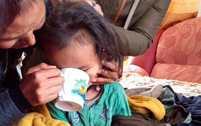 Bé 3 tuổi sống sót sau 3 ngày lạc rừng