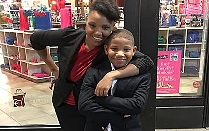 Bé 8 tuổi mở tiệm bánh kiếm tiền mua nhà cho mẹ đơn thân