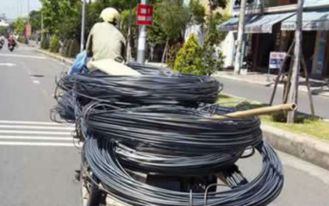 Xe thô sơ chở hàng cồng kềnh 'trêu ngươi' tử thần