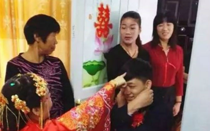 Cô dâu chú rể mải ‘đánh điện tử’... quên cả giờ cưới