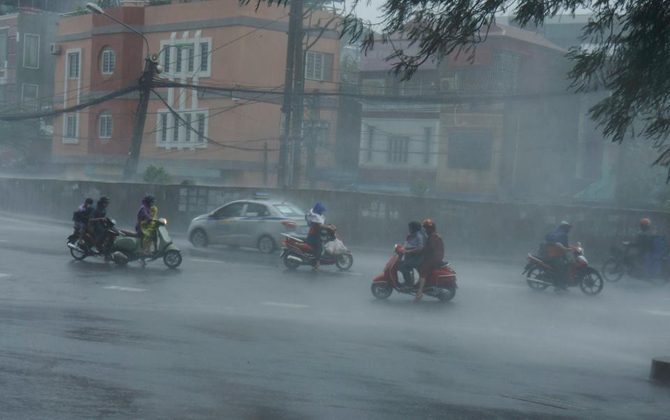 Những lưu ý khi cha mẹ đưa đón trẻ đi học ngày mưa bão