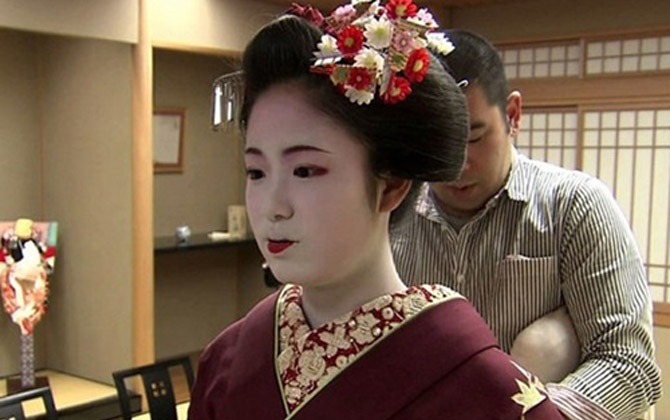 Bí mật ít biết đằng sau nghề chuyên mặc đồ cho Geisha