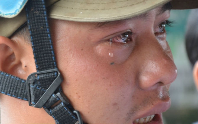 Người chạy xe ba gác chở cồng kềnh bật khóc khi bị CSGT thổi phạt